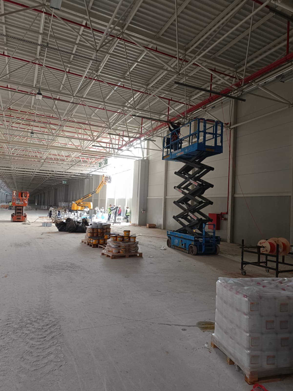Kapalı mekanda platform ile bakım çalışması